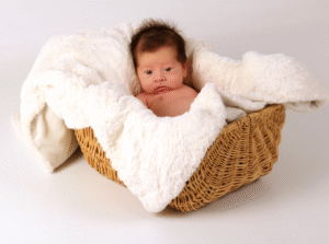 Bébé dans un panier avec lange