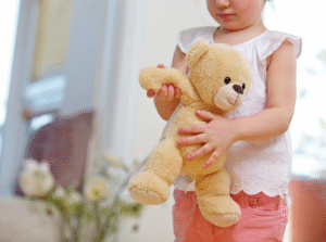 enfant; ayant retrouvé son doudou