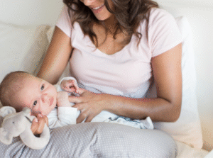 maman admirant son bébé