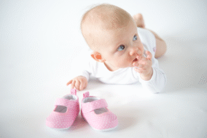 bébé choisit ses chaussons