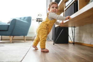 bébé marche avec appuis